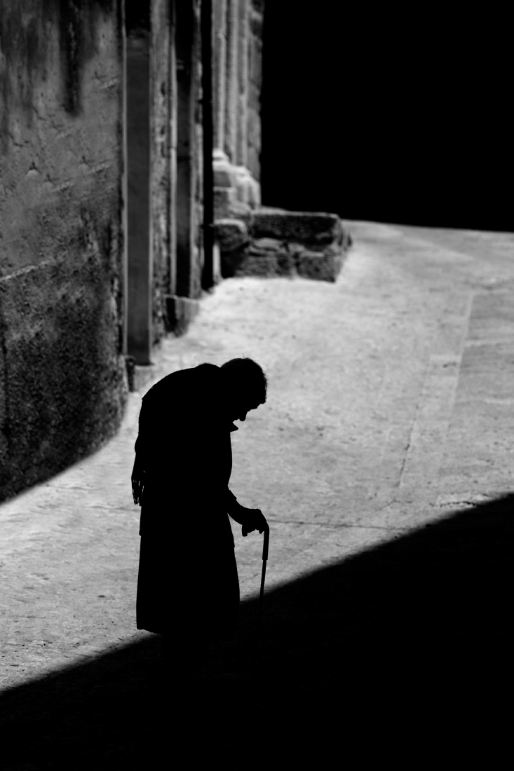 Indifferent loneliness, fragility and darkness, in the permeating of the light of time