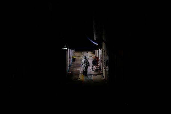 In a bubble of light (The night shift)