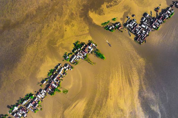 LIVING WITH THE FLOODS ON FLOATING HOUSES